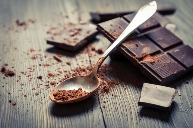 Zdravija je od mleène, ali... Kada je crna èokolada štetna?